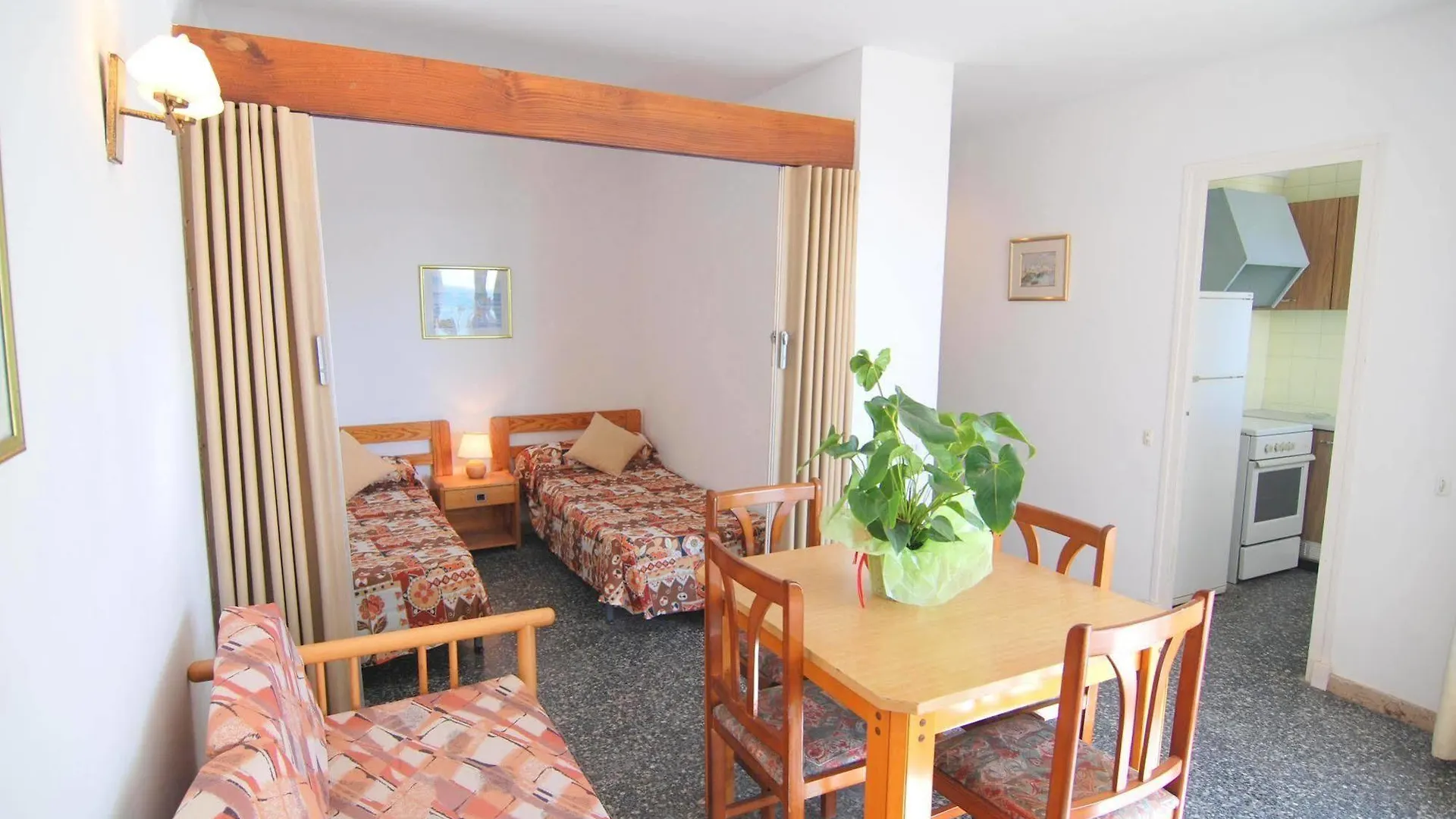 Estudios Zeus Aries Hotel Salou 0*,  Spain